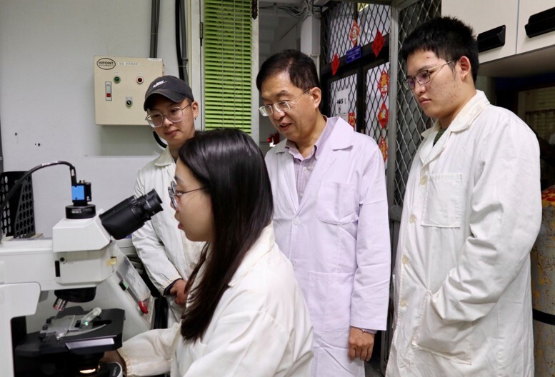 北科大有機高分子研究所特聘教授呂良賜(中)及其研究團隊