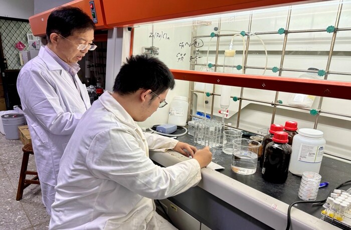 北科大有機高分子研究所特聘教授呂良賜(中)及其研究團隊圖片