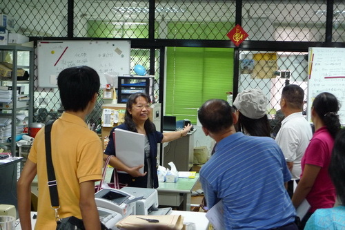 蘇昭瑾老師向來賓們介紹實驗室的內部